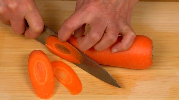 Thái cà rốt bằng các đường cắt chéo, làm cho nó gần như có cùng độ dài nhưng hơi mỏng hơn củ cải daikon. Lượng cà rốt bằng khoảng 1/10 lượng daikon để độ cân bằng của màu trắng và đỏ sẽ hoàn hảo.