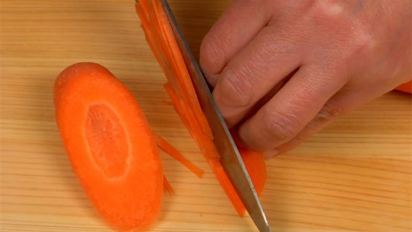Empilez les tranches et coupez-les en fines aiguilles.