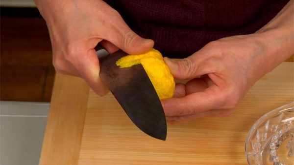 Pendant ce temps, préparez le yuzu. Épluchez le zeste du yuzu finement avec un couteau.