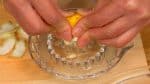 Cắt quả cam yuzu làm đôi. ép nó bằng máy vắt cam, tách nước ép ra.