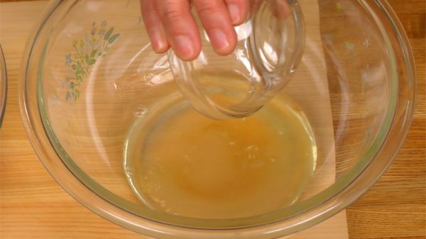 Let’s make the Awasezu, vinegar mixture. Combine the sugar, honey, vinegar, yuzu juice and water. Mix with a spatula and dissolve the sugar and honey in the liquid.