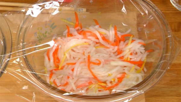 Pressez les légumes dans le bol avec la spatule, pour leur permettre d'absorber le mélange de vinaigre. Couvrez le bol avec un film et laissez reposer au frigo au moins 30 minutes.