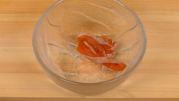 Remove the seeds, if there are any, and chop the persimmon into fine strips.