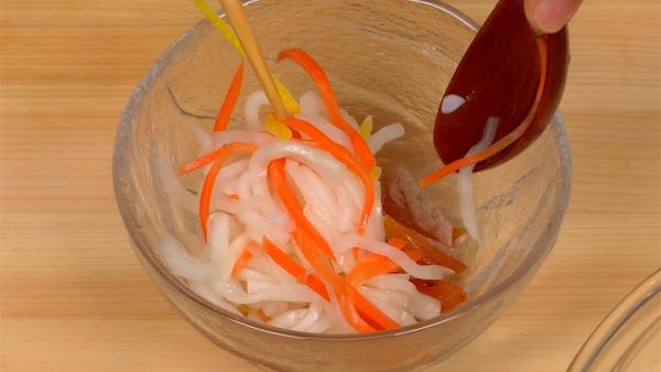 Mélangez les légumes pour les couvrir avec la sauce au vinaigre à nouveau. Avant de manger, mélangez le persimon et les légumes dans un autre bol.