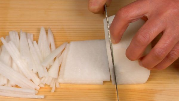 Slice the cylinders into 2~3 mm (0.1") slices vertically. Stack the slices on top of each other and shred into very thin strips. 