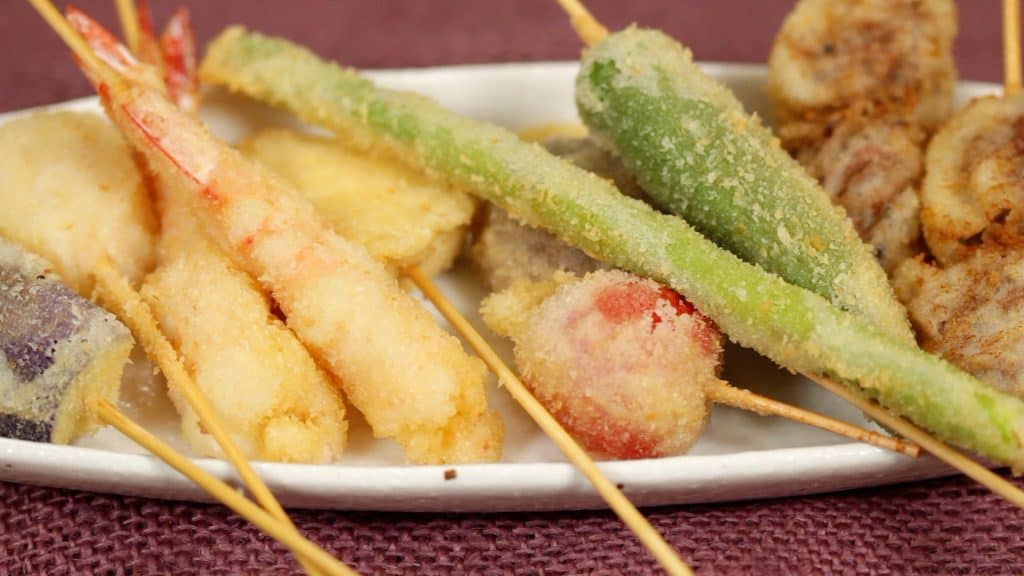 You are currently viewing 串カツの作り方 細かいパン粉で肉と野菜がきれいに揚がるサクッサクのレシピ