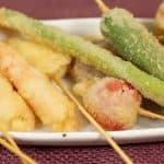 Recette de kushikatsu (brochettes de viande et légumes frites avec sauce maison)