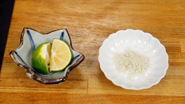 Vous pouvez aussi manger le kushikatsu avec du sel et du citron sudachi. 