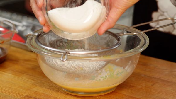 小麦粉をふるい入れます。中力粉、薄力粉どちらでも良いです。また卵を加えずに天ぷら粉を水に溶いて使っても良いです。