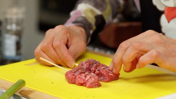 Coupez le steak en morceaux de 2cm (0.8 inch). Piquez 2 morceaux de bœuf sur un pic à bambou. Laissez un petit espace entre les morceaux de viande pour aider à bien cuire. 