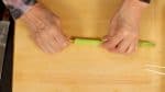 Coupez la base des asperges. Épluchez la peau dure de la base pour pouvoir la faire bouillir ou utilisez-la dans des plats sautés. Embrochez les asperges sur un pic à brochette.