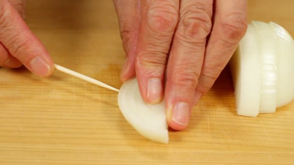 Slice the onion into 1cm (0.4") slices. From the outer layers, skewer the onion with a wooden pick.