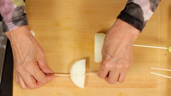 Pour éviter que les couches se séparent, piquez-les avec un autre pic depuis l'intérieur. Veillez à retirer les pics avant de manger le kushikatsu pour éviter de vous blesser. 