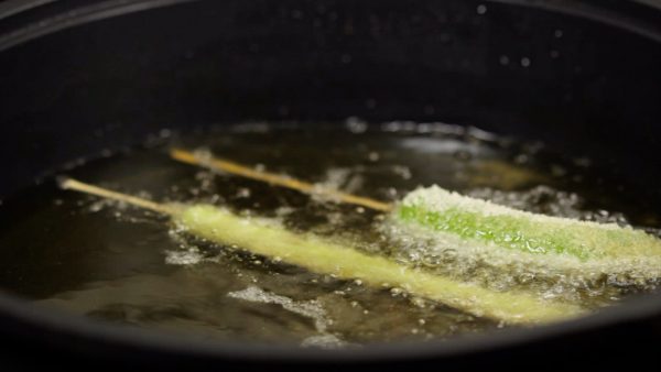 Heat the vegetable oil to 170°C (338°F) in a pot. The amount of oil should be enough so that the ingredients are half-submerged.