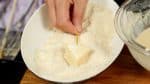 チーズは衣が剥がれて油に溶け出てくる場合があるので、バッター液とパン粉はしっかりつけましょう。