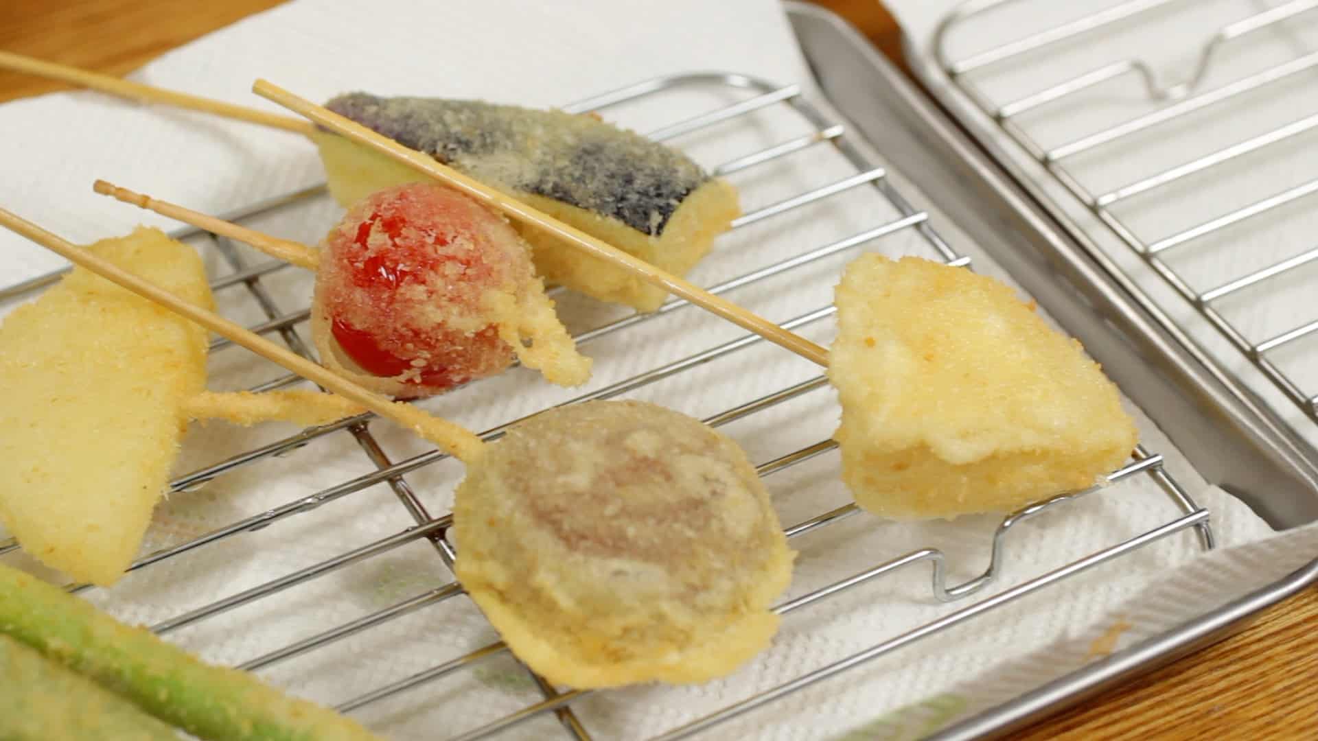 串カツの作り方 細かいパン粉で肉と野菜がきれいに揚がるサクッサクのレシピ クッキングウィズドッグ
