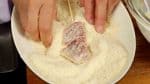 串カツは具材が小さいので細かいパン粉が適しています。細かいパン粉は具材の隙間にも入り込んでしっかりつきます。