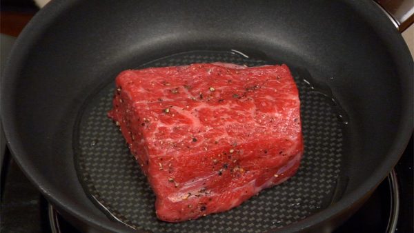 熱鍋後，加入植物油。把油漩塗整個鍋。將牛肉放入鍋中，然後用高溫將其炒香。