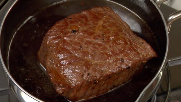 煮时将牛肉翻转2至3次。