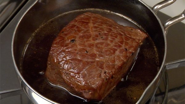 Bỏ ra và để đầu ngây dưới môi bạn để kiểm tra nhiệt độ. Nếu nó ấm, trung tâm của thịt bò nên có màu hồng mong muốn. tắt bếp và để nó nghỉ cho nguội.