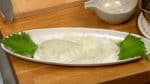 Placez l'oignon sur une assiette avec des feuilles de shiso. 