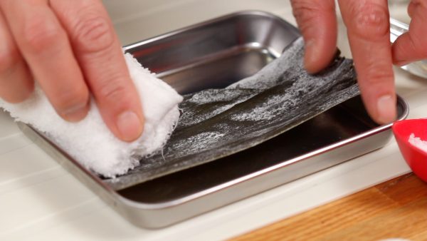 初めに食材の下処理をします。昆布は固く絞った濡れ布巾で表面を拭きます。白い粉のように見えるのは旨味の成分なので取り除かないでください。