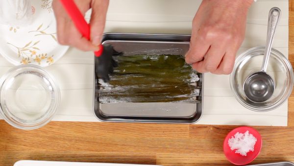 Mouillez la surface avec un pinceau de cuisine.