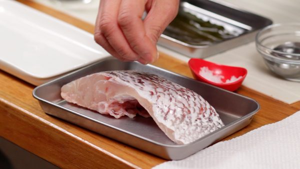 Ensuite, frottez avec du sel les deux côtés du tai (aussi appelé dorade japonaise). Vous pouvez aussi le remplacer par votre poisson blanc préféré. 