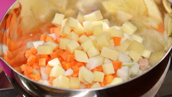 When the aroma grows stronger, add the onion, carrot and potato. To help the vegetables cook evenly, the carrot is cut into slightly smaller pieces than the onion and potato.
