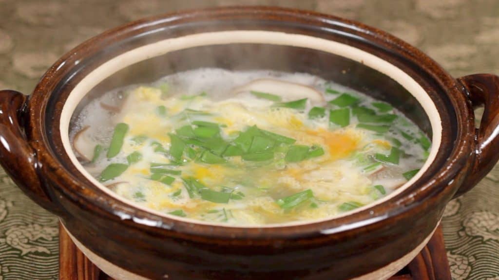 You are currently viewing Recette de Zosui à l’oeuf et ciboulette chinoise (soupe japonaise de riz avec des champignons shiitake)