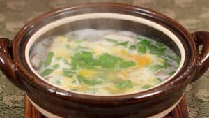 Lire la suite à propos de l’article Recette de Zosui à l’oeuf et ciboulette chinoise (soupe japonaise de riz avec des champignons shiitake)