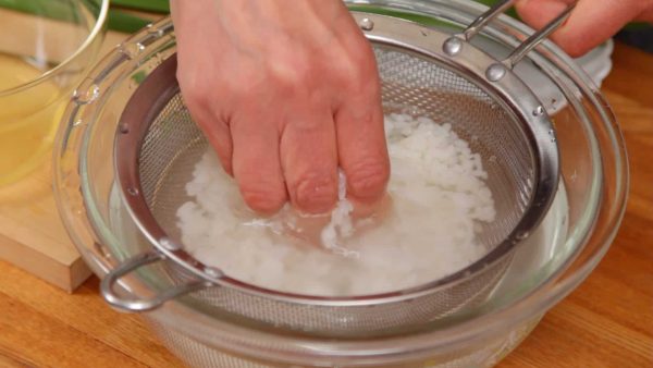 D'abord, rincez le riz cuit avec de l'eau, pour retirer le film gluant. Cela va éviter que la soupe épaississe et ça va rendre la texture plus agréable.