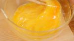 Làm vỡ lòng trắng trứng trước để bạn có thể tránh trứng dễ dàng trong bát. Cẩn thận đừng đánh trứng quá tay mếu không sẽ mất đi kết cấu mướt.