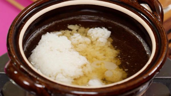 When it begins to boil, add the rinsed, steamed rice and distribute it in the stock.