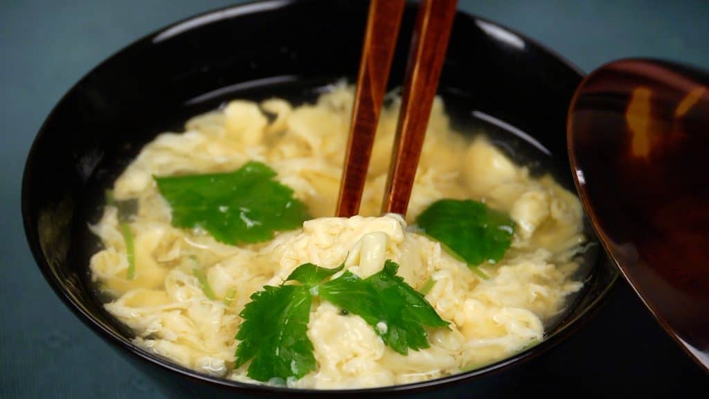 You are currently viewing Recette de Kakitama-jiru (soupe à l’œuf épaisse avec un bouillon dashi savoureux)
