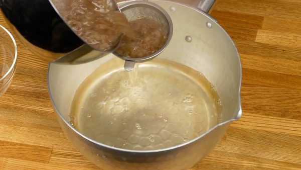 Ensuite, filtrez le bouillon dashi dans une casserole.