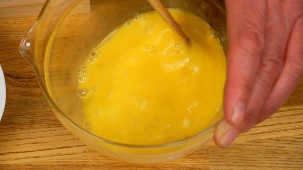 Let’s make the kakitama-jiru. First, beat the egg thoroughly. While beating the egg make sure the chopsticks scrape the bottom of the bowl to avoid creating unwanted foam.