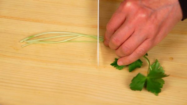 Ensuite, coupez le persil mitsuba en morceaux de 3 cm (1.2 inch).