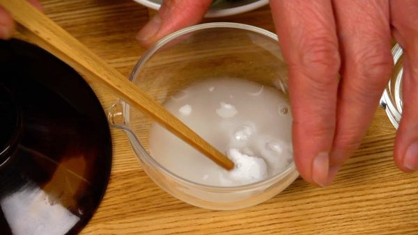 片栗粉は倍量の水で溶きます。