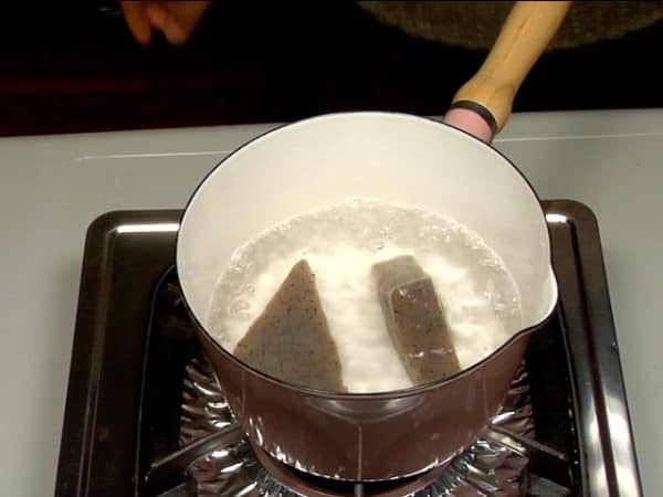 Cut konjac into triangles and boil briefly.