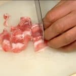 Cut the sliced pork into one 2 cm (0.8") pieces.