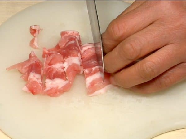 Cắt thịt lợn (heo) đã thái lát thành các miếng 2 cm (0,8 inch).