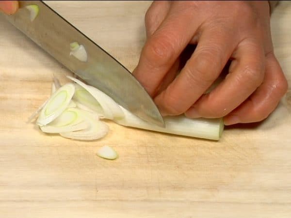 Cut the naganegi, long green onion thinly using diagonal cuts.
