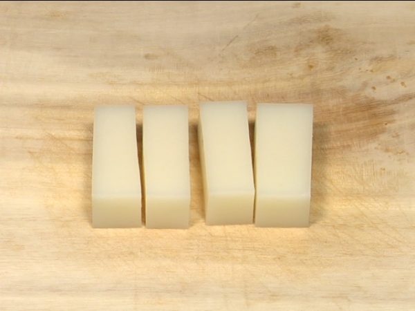 Coupez le kirimochi (carré de riz) en 4 morceaux.
