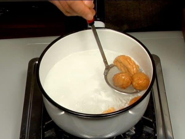 Next, let's reduce the oil from the deep-fried ingredients. Place the 2 types of nerimono in a pot of boiling water, remove and lightly press them with a paper towel.