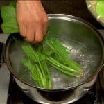 Cook the root part of the spinach first and then the leaf part. Squeeze the spinach tightly to remove the excess water.