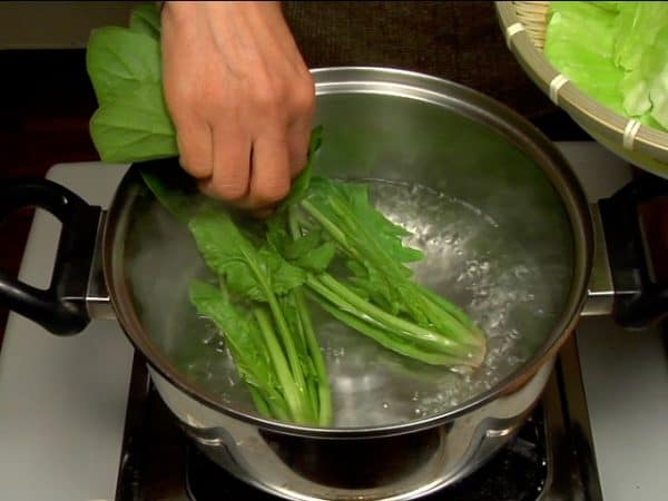 Faites cuire la partie tige des épinards d'abord et ensuite la partie feuille. Essorez bien les épinards pour retirer l'excès d'eau.