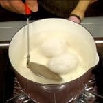 半熟卵を作るには沸騰した湯に酢少々入れそこに室温に戻しておいた卵をそっと入れます。