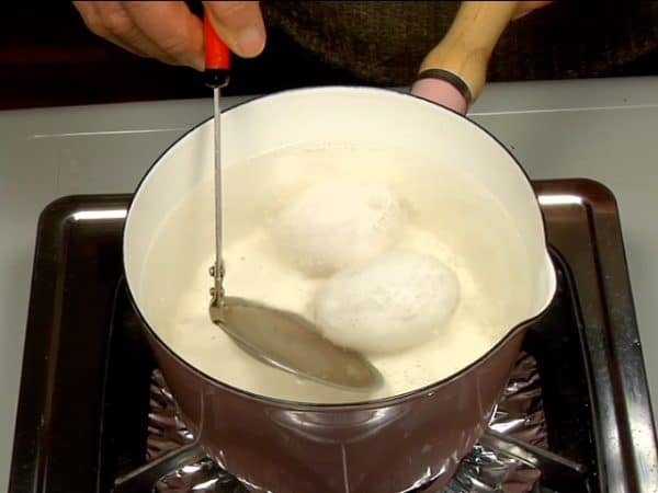 Để làm trứng luộc lòng đào, thêm một lượng nhỏ giấm vào nước sôi, và để nhẹ trứng vào nó. Giấm giúp giữ lòng trắng trứng không bị chảy ra trong trường hợp vỏ trứng bị vỡ. Đảm bảo đưa trứng về nhiệt độ phòng trước khi chế biến.