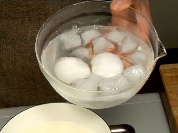 Luộc trong khoảng 6 phút và để trứng vào nước đá.
